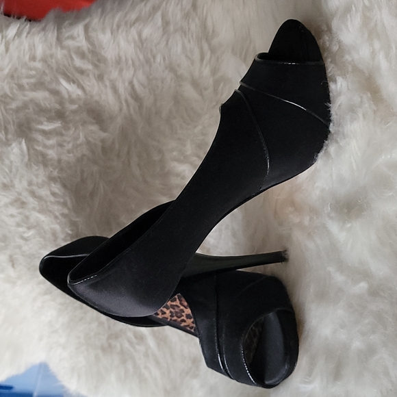 Betsy Johnson black satin pumps - Picture 2 of 4